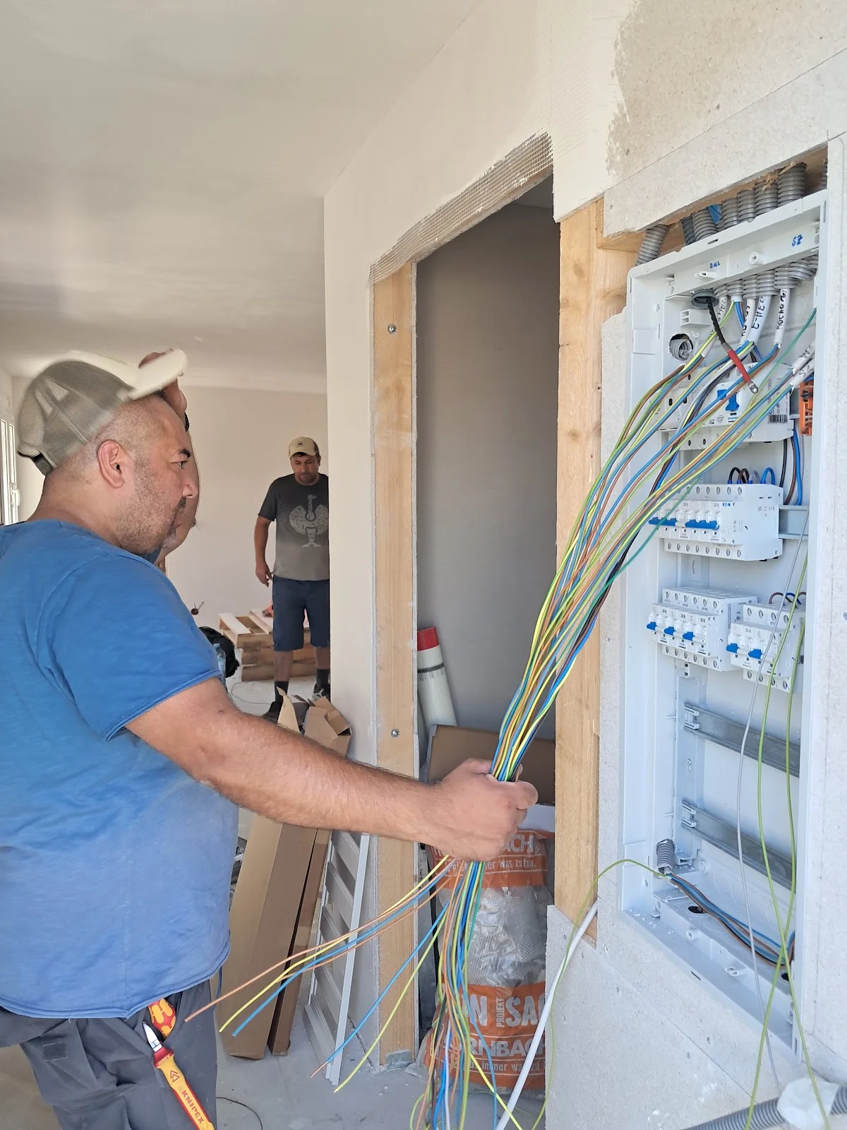 BM Elektroinstallateur bei Verkabelungsarbeiten in einer Wohnung