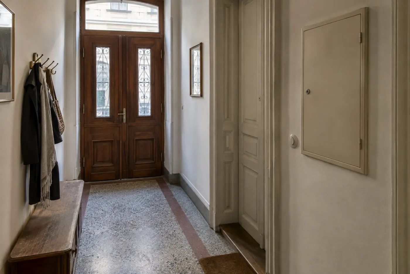 Wohnungsflur mit geschlossenem Verteiler und bestehender Ausstattung.