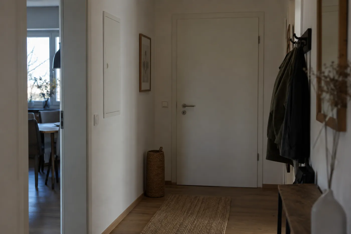 Wohnungsflur mit geschlossenem Elektroverteiler.